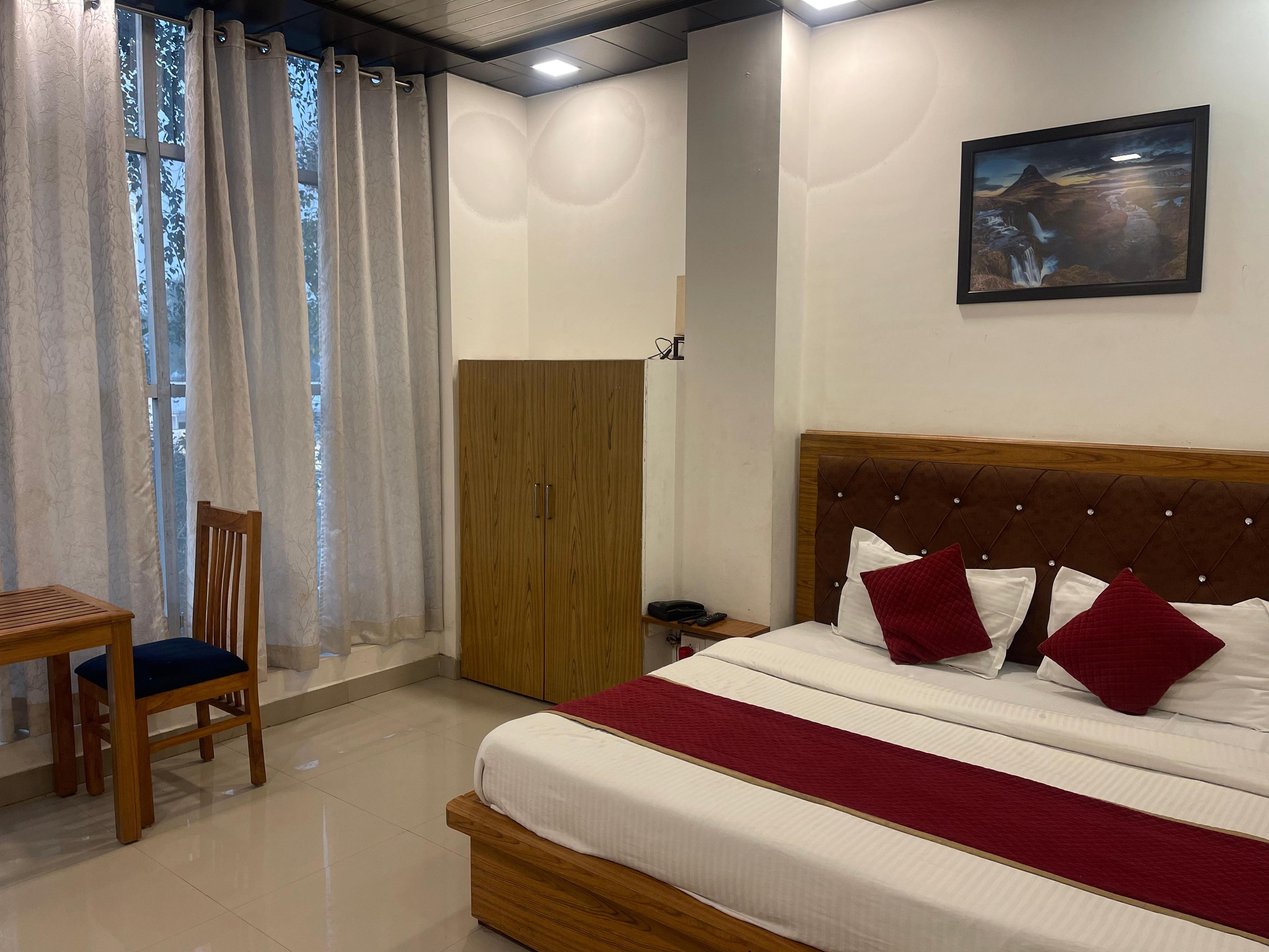 Luxury hotel bedroom at Aarya Hotels Ramnagar